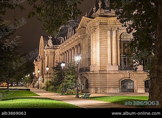 Petit Palais, Municipal Museum of Fine Arts, Musée des Beaux-Arts de la Ville de Paris, by night, Paris, France, Europe.