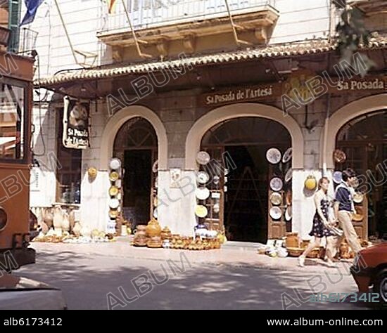 COMERCIO DE ARTESANIA"SA POSADA DE L'ARTESA"CON OBJETOS EXPUESTOS EN LAS PUERTAS.