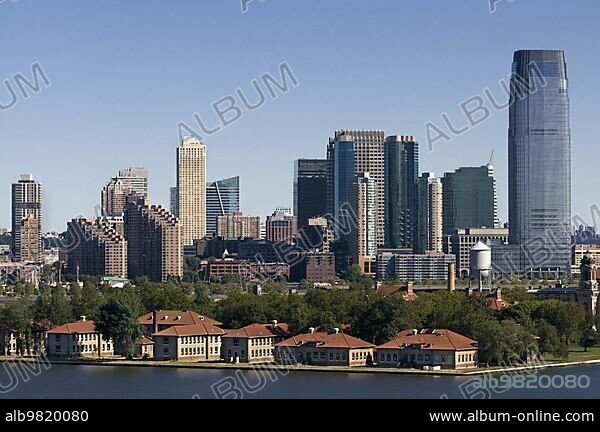 Ellis Island New York Vereinigte Staaten von Amerika Nordamerika. Ellis Island; New York; USA. Diese Insel war von 1892-1954 das Haupttor für alle in New York ankommenden Einwanderer. Hier wurden fast 100 Millionen Menschen; vor allem aus Irland; England; Deutschland; Italien und anderen Ländern; untergebracht; die zunächst untersucht wurden; um sicherzustellen; dass sie keine Krankheiten hatten; und dann registriert wurden.