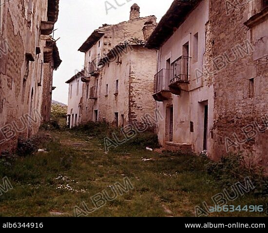 CALLE DE RUESTA PUEBLO ABANDONADO EN EL AÑO 1959 POR LA CONSTRUCCION DEL EMBALSE DE YESA.