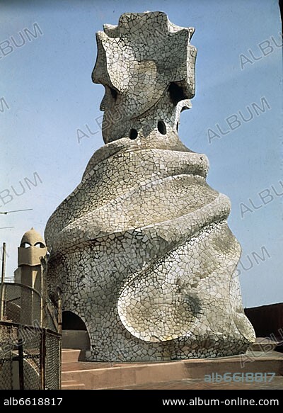 ANTONI GAUDÍ. EXTERIOR - CHIMENEA DE LA CASA MILA - 1906-1910 - MODERNISMO CATALAN.