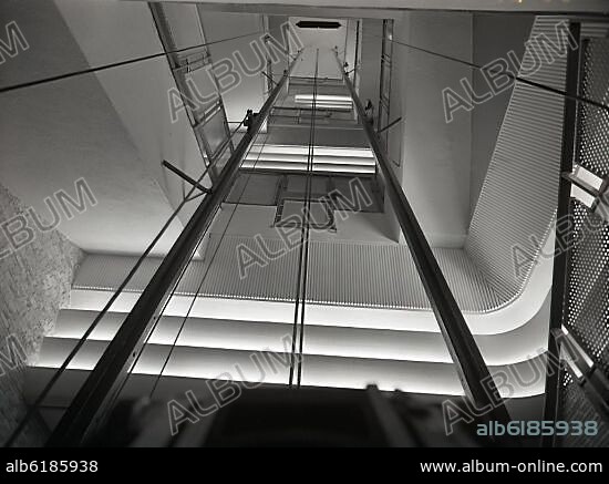 CONTRAPICADO - FOTOGRAFIA EN BLANCO Y NEGRO - AÑOS 50.