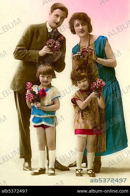 Historic photograph, kitsch, family with two children, around 1920.