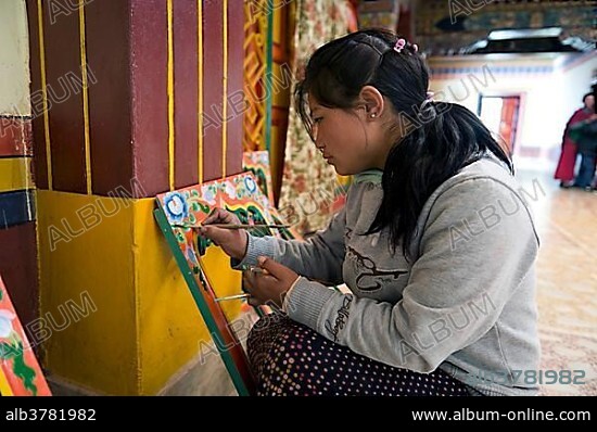 Tibetan artist, Galden Namgyal Lhatse monastery, largest Buddhist monastery in India, Tawang, Arunachal Pradesh, India, Himalayas, Asia.