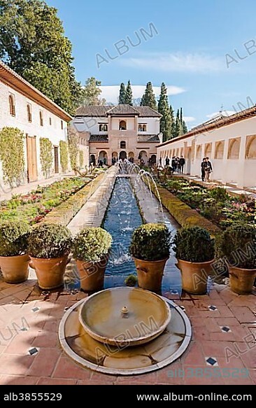 Garden with fountain, Patio de la Acequia, Gardens of the Generalife, Summer Palace Generalife, Palacio de Generalife, Granada, Andalusia, Spain, Europe.