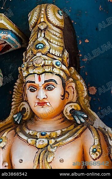 Colorful Hindu statue, Srirangam temple complex, Tiruchirappalli, Tamil Nadu, India, Asia.