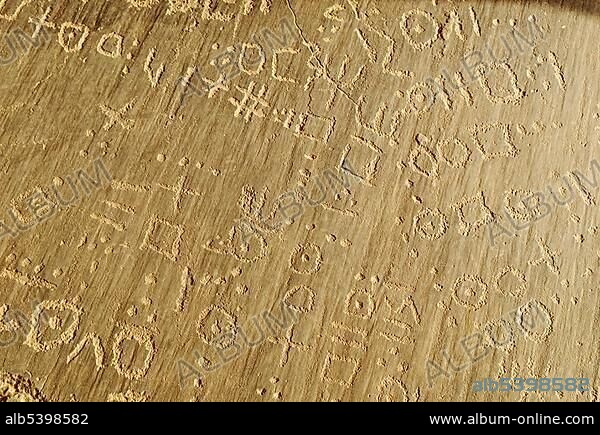 Tuareg script (Tifinagh) on stone, rock carvings, Youf Ahakit, Tassili du Hoggar, Wilaya Tamanrasset, Algeria, Sahara, North Africa, Africa.