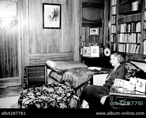 Princess Marie Bonaparte (1882-1962) wife of Prince George of Greece and daughter of Prince Roland Bonaparte.. At home, Spotini street in Paris 1956. Taponier Photo. Photo12.com - Coll. Taponier.