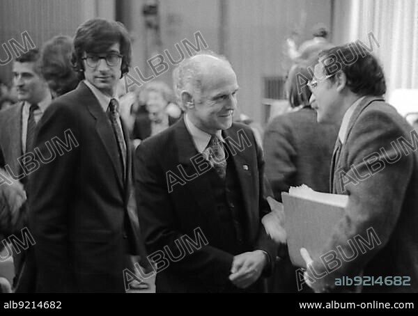 GDR, Berlin, 25 February 1987, the French poet Alain Lance welcomes deputy GDR Minister of Culture Klaus Höpke. Poet Alain Lance welcomes the Deputy Minister of Culture of the GDR Klaus Höpke, on the left the director of the CCF Domenique Paillarse, reading at the CCF (Centre Culturel Franzaise).