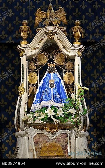 Black Madonna, Cathedral of Our Lady of Le Puy-en-Velay or Cathédrale Notre-Dame du Puy, Le Puy-en-Velay, Haute Loire, Auvergne, France, Europe.