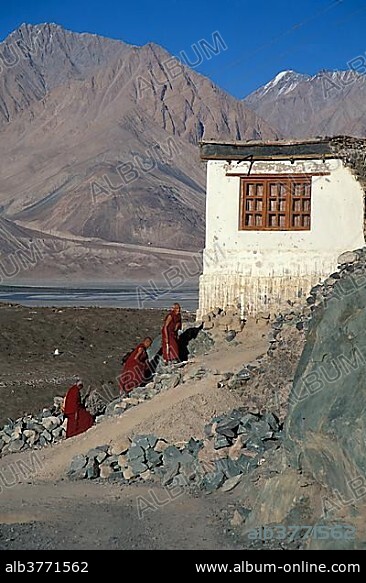 Monks, Diskit Monastery, Deskit Gompa, Hunder, Nubra Valley, Ladakh, Indian Himalayas, Jammu and Kashmir, northern India, India, Asia.