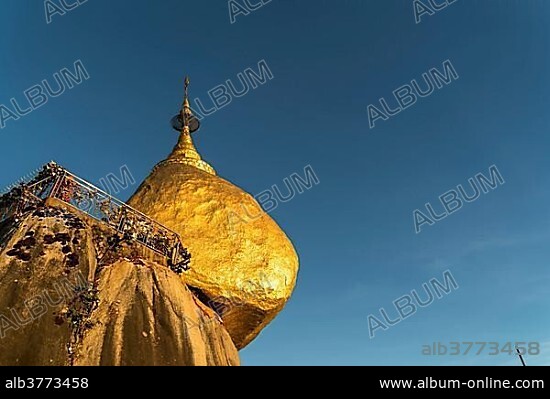 Golden Rock Kyaiktiyo Pagoda, Kyaikto, Myanmar, Asia.