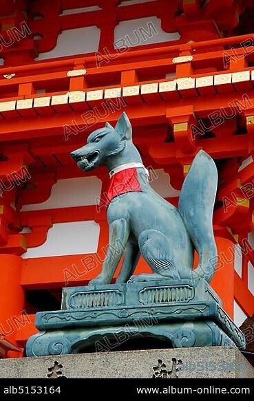 Fox statue with rice ball in mouth, Fushimi Inari shrine, Kyoto, Japan, Asia.