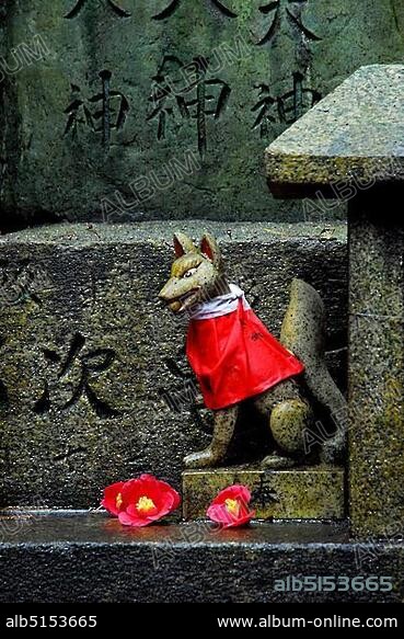 Fox statue with rice ball, Fushimi Inari Taisha shrine, Kyoto, Japan, Asia.