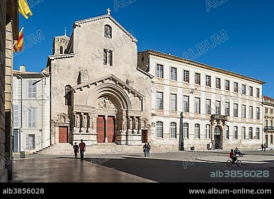 Cathedral Saint-Trophime, portal, Romanesque, 12th century, UNESCO World Heritage Site, Hôtel de Cloutre on the right, Place de la Republique, Arles, Provence-Alpes-Côte d'Azur, France, Europe.