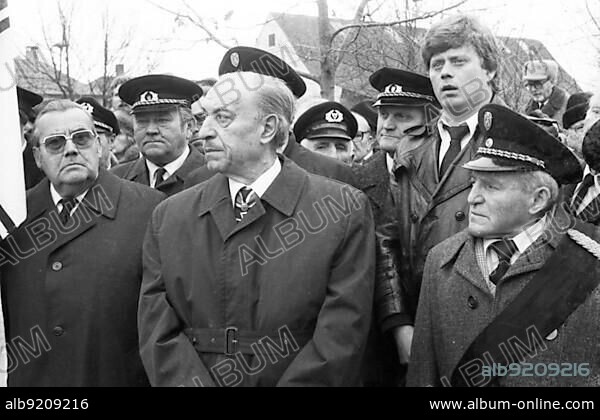 The funeral of Hans-Ullrich Rudel, the only Knight's Cross winner with golden oak leaves and a member of the right-wing radical DRP, turned into a gathering of old and young supporters of Adolf Hitler. Several of his mourners saluted with the Heil Hitler, Deutschland.