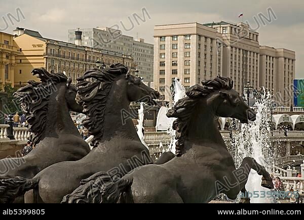Horses fountain in Alexander Garden at the Maneschnaja road, in the background the building of the Russian Duma, Moscow, Russia, East Europe, Europe.