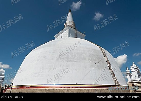 Ruwanwelisaya or Ruwanweli Maha Seya Stupa, Anuradhapura, Sri Lanka, Asia.