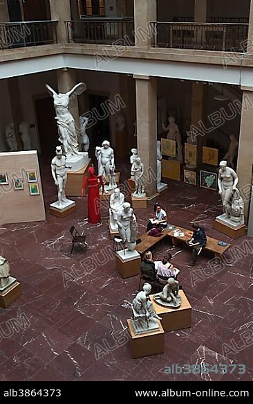 Art class, Museum fu¨r Abgu¨sse Klassischer Bildwerke, Munich, Upper Bavaria, Bavaria, Germany, Europe.
