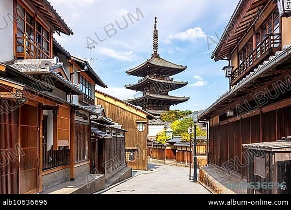 Historic old town of Kyoto with Yasaka Pagoda and Hokan-ji Temple in Kyoto, Japan, Asia.