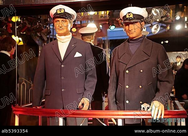 Wax figures of Hans Albers and Freddy Quinn at the Panopticon wax museum in Hamburg, Germany, Europe.