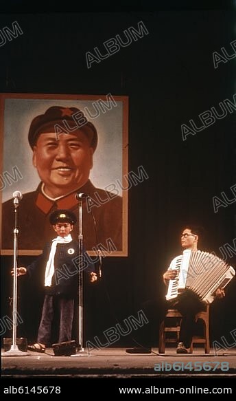 ACTUACION DE NIÑOS CON EL RETRATO DE MAO TSE-TUNG DETRÁS.