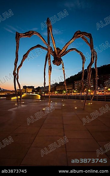 Spider sculpture Maman by Louise Bourgeois, in front of the Guggenheim Museum Bilbao, Bilbao, Basque Country, Biscay Province, Spain, Europe.
