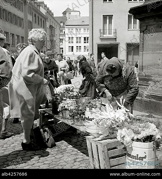 Elderly lady buys a bouquet of flowers, Freiburger Münstermarkt, around 1950, Freiburg, Germany, Europe.