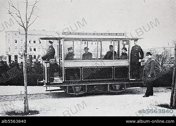Die Groß Lichterfelde Tramway war die erste elektrische Straßenbahn der Welt, die von der Firma Siemens & Halske in Lichterfelde, Berlin, gebaut und am 16. Mai 1881 in Betrieb genommen wurde, Historisch, digital restaurierte Reproduktion einer Originalvorlage aus dem 19. Jahrhundert.