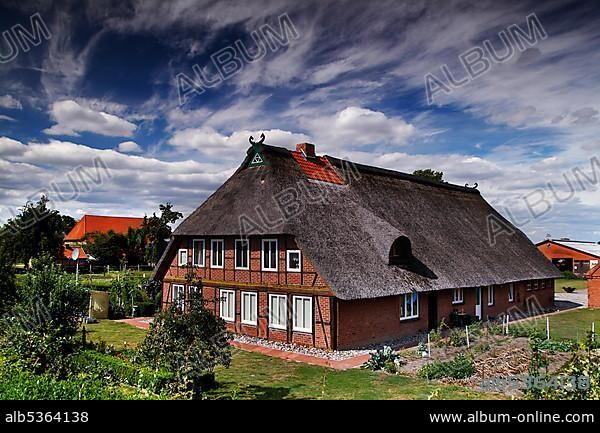 Thatched hall house in the marshland village of Konau, brick house, Elbe dike, Elbe cycle path, column path, perforated plate path, inner-German border fortification, Green Belt, border path, UNESCO Biosphere Reserve Elbe River Landscape, Konau, Haar, municipality Amt Ne.