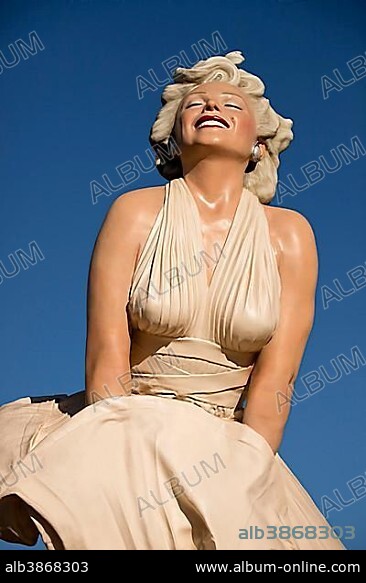 Nearly eight-metre tall Marilyn Monroe sculpture "Forever Marilyn" by the American artist Seward Johnson, Palm Springs, California, Kalifornien, United States, North America.