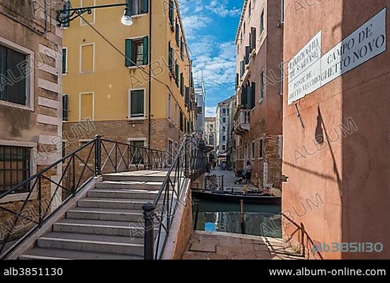Ponte de Ghetto Vecchio over the Rio de Ghetto, Jewish ghetto from the 16th century, Cannaregio, Venice, Veneto, Italy, Europe.