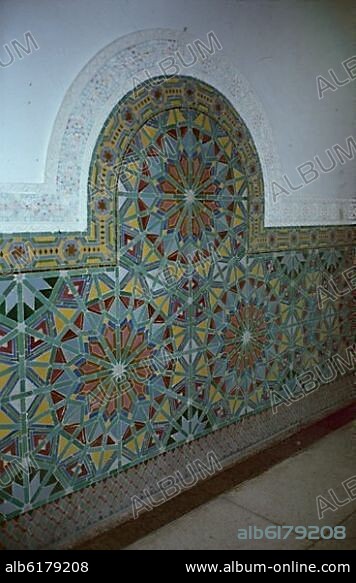 SALA DE LOS BAÑOS DE LA MEZQUITA DE HASSAN II - DETALLE DEL ZOCALO DECORADO CON ZELLIJ MOSAICO ALICATADO - SIGLO XX.