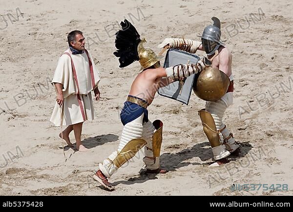 Thraex versus Hoplomachus, a gladiator fight, exhibition fight, Familia Gladiatoria Pulli Cornicinis by Marcus Junkelmann, Roemerfest festival 2012, stadium of the Archaeologischer Park Xanten outdoor museum, Lower Rhine region, North Rhine-Westphalia, Germany, Europe.