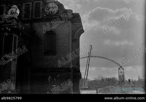 GDR; Berlin; 12.03.1990; the ruins of Anhalter Bahnhof with installation (to remind of the destroyed hall...) and steam locomotive.