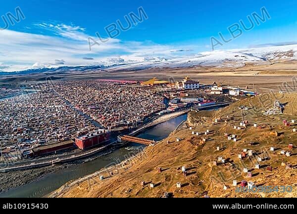 Yarchen Gar, the giant tibetan monastery of Kham in Sichuan, China, Asia.
