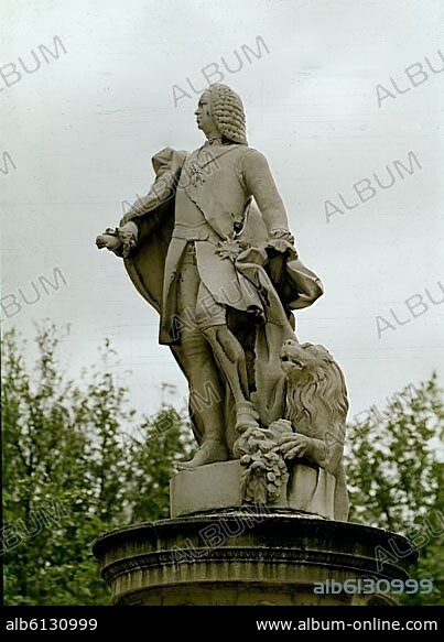 ESTATUA - FERNANDO VI EN LA PLAZA DE LA VILLA DE PARIS - FOTO AÑOS 60.