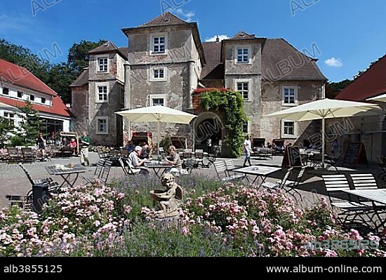 Wasserschloss Mellenthin moated castle, Usedom, Mellenthin, Usedom, Mecklenburg-Western Pomerania, Germany, Europe.