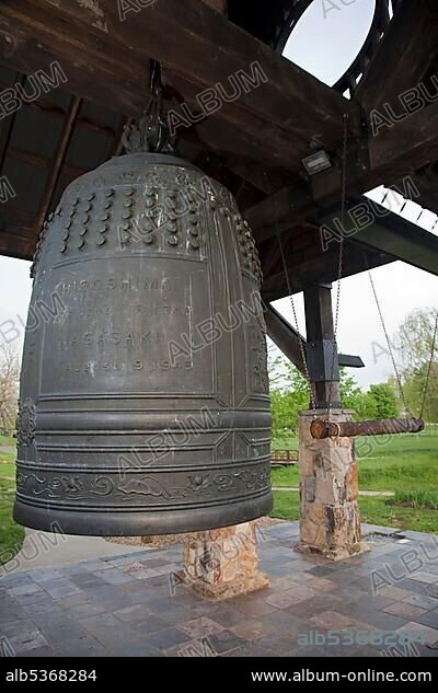 The Oak Ridge International Friendship Bell in Bissell Park, symbol of friendship and peace with Japan; Oak Ridge was established during World War II to produce weapons-grade uranium for the atomic bombs dropped on Hiroshima and Nagasaki, Oak Ridge, Tennessee, USA, America, North America.