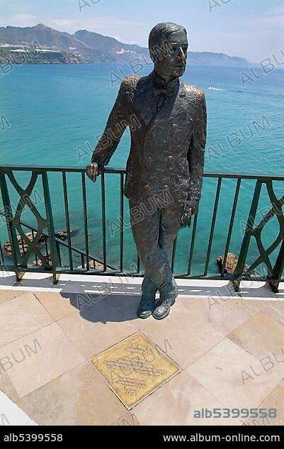 Statue of King Alfonso XII on Balcon de Europa looking down on Playa Calahonda, Nerja, Province of Malaga, Andalusia, Costa del Sol, Spain, Europe.