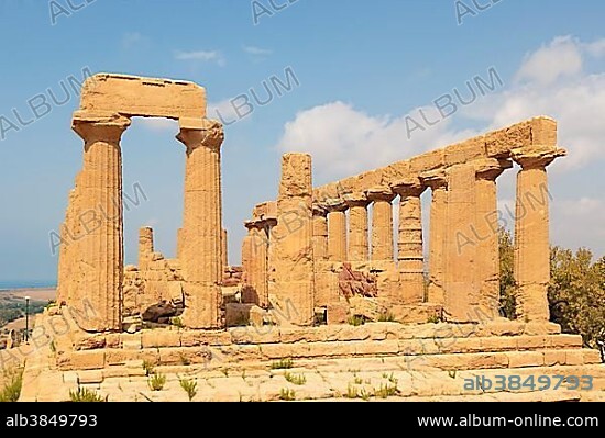Tempio di Giunone, Temple of Hera Lakinia, Temple of Juno, Temple D, Akragas, Valle dei Templi, Valley of the Temples, or Vaddi di li Tempri, Agrigento, Sicily, Italy, Europe.