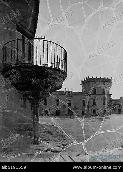 VISTA DE LA FACHADA Y DEL BALCON ESQUINADO - SIGLO XVII - FOTOGRAFIA EN BLANCO Y NEGRO - AÑOS 60 - FOTOGRAFIA DETERIORADA.
