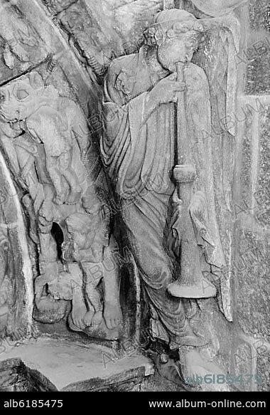 MAESTRO MATEO. ANGEL TROMPETERO EN EL ARCO DERECHO DEL PORTICO DE LA GLORIA - SIGLO XII - ROMANICO ESPAÑOL - FOTOGRAFIA EN BLANCO Y NEGRO - AÑOS 50.