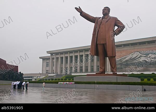 Kim Il Sung Monument on Mansu Hill, Pyongyang, North Korea, Asia.
