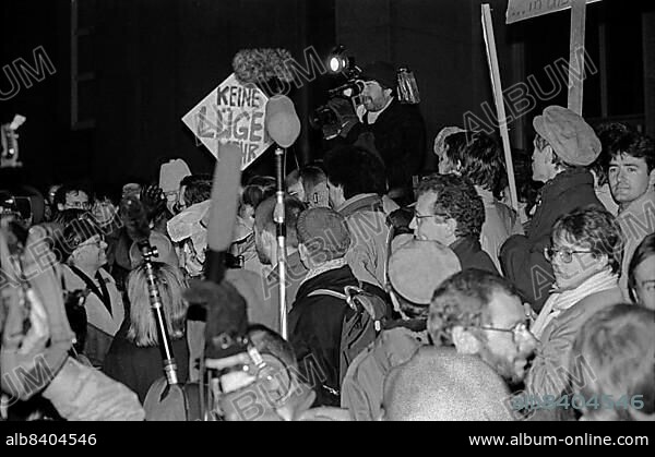 GDR, Berlin, 03. 12. 1989, protest against the SED regime in front of the ZK of the SED building, inside the ZK of the SED is meeting.