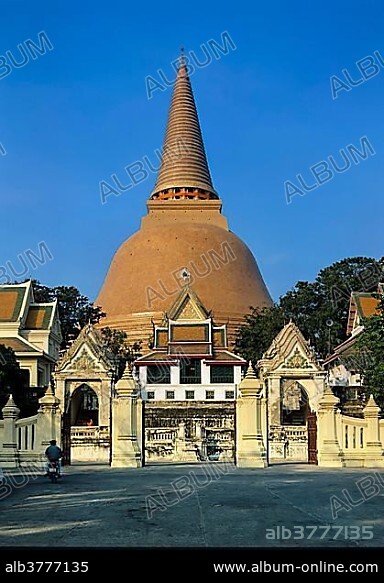 Phra Pathom Chedi, 127 m, the tallest Buddhist building worldwide, Nakhon Pathom, Nakhon Pathom Province, Thailand, Asia.