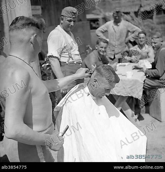 Approx. 1939,1941, training Wehrmacht, soldiers during haircutting, Ulm, Germany, Europe.
