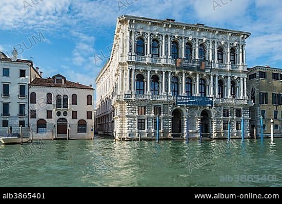 Palazzo Ca 'Pesaro, curved side facade, Rio delle Du Torri, Gallery of Modern Art and Museum of Oriental Art, Grand Canal, Santa Croce district, Venice, Veneto, Italy, Europe.