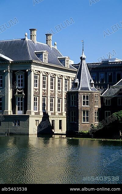 Mauritshuis Museum and the Binnenhof complex of buildings of Parliament on Hofvijver, Court's Pond, The Hague, Province of South Holland, Zuid-Holland, Netherlands, Benelux, Europe.