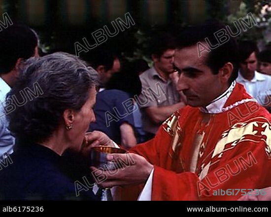 CELEBRACION DE UNA MISA - SACERDOTE DANDO LA COMUNION.